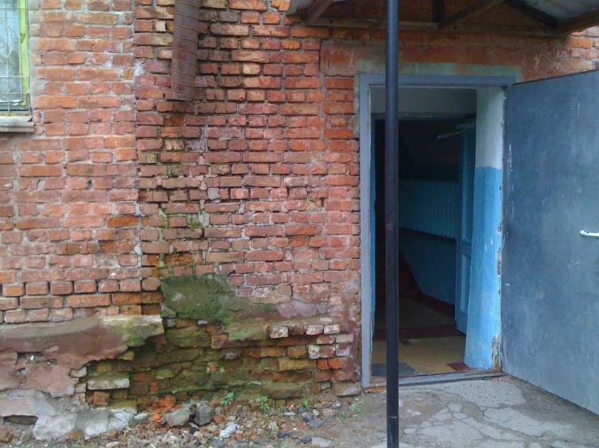 через этот боковой вход_благотворитель уже несколько лет заносит помощь