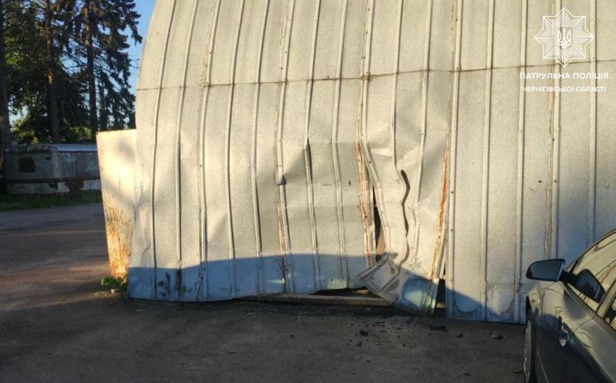 ДТП у Чернігові: п’яна як чіп водійка на «Mazda» протаранила ангар | Новини