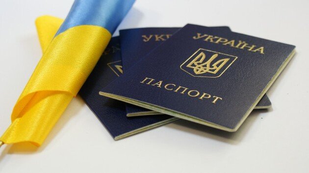 Встигніть до 1 серпня. В Україні знову потрібно вклеювати фото у паспорт