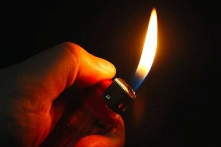 Пожежа у Чернігові: у п‘ятиповерхівці підпалили вхідні двері квартири