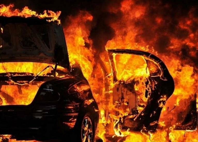 У Чернігові біля багатоповерхівки загорілися три автомобілі
