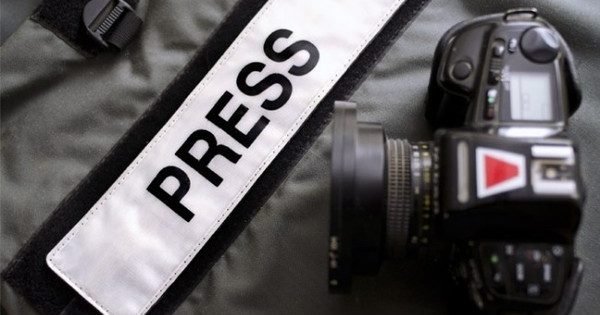 В центрі Чернігова журналістам розбили камеру