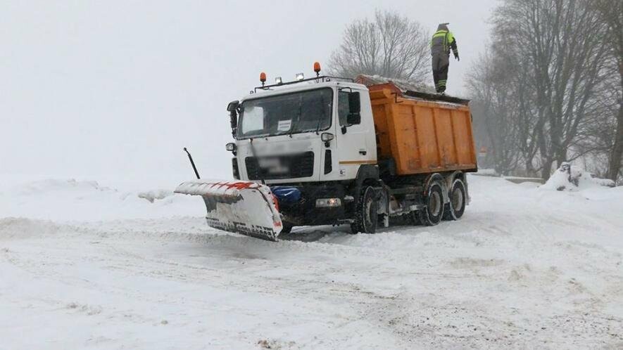 Снігопад на Чернігівщині не зупиняється – працює комунальна техніка