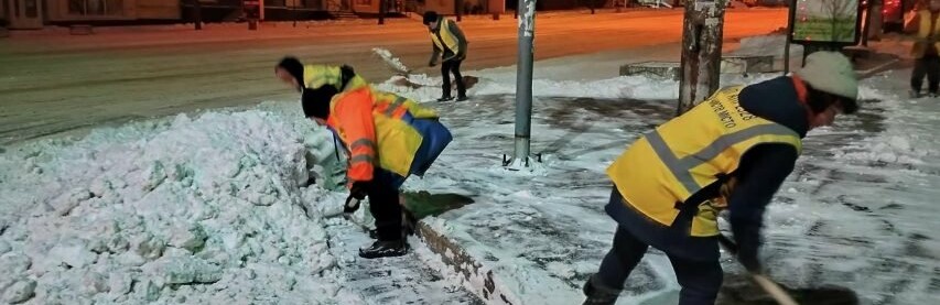 У Чернігові комунальники до 6 ранку розчищали дороги від снігу