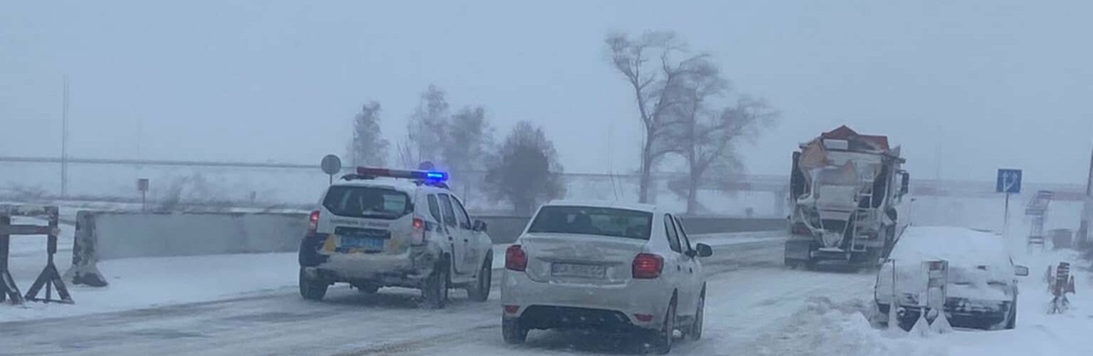 Снігопад на Чернігівщині: патрульні просять не паркувати автівки на узбіччях та давати проїзд спецтехніці