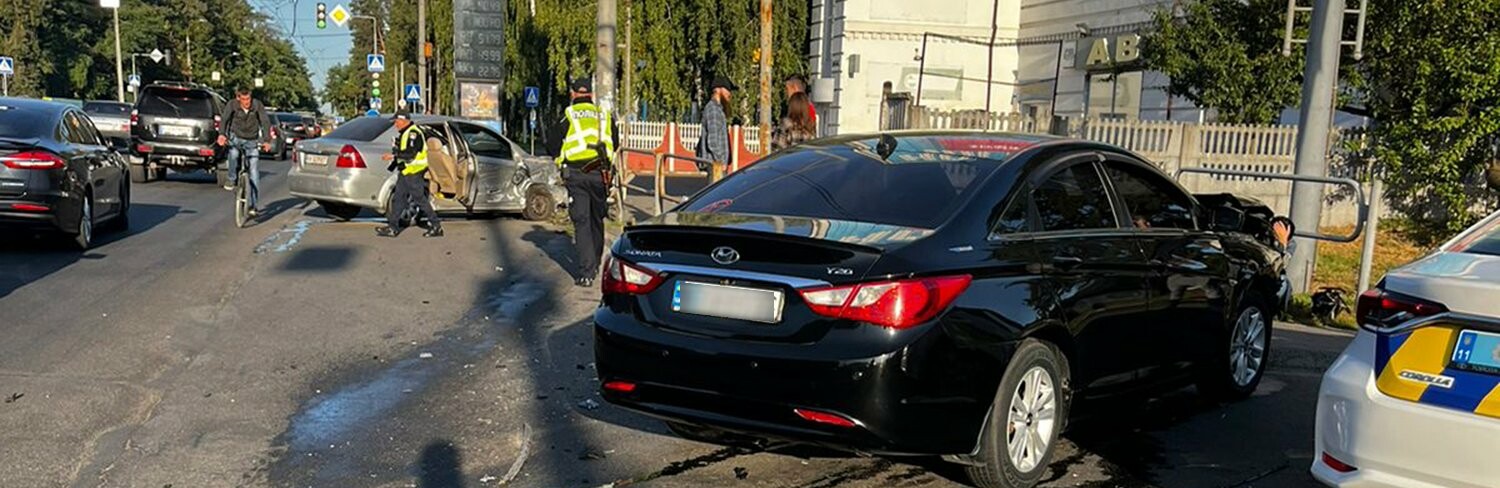 ДТП у Чернігові: водійка не надала перевагу в русі та в’їхала в автомобіль