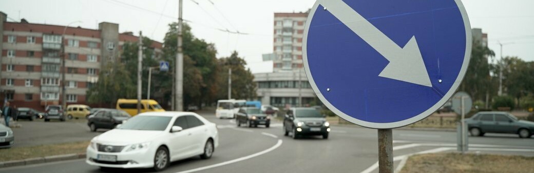 Не вистачає дорожніх знаків, а водії порушують ПДР: з якого ряду виїжджати на коло площі Перемоги у Чернігові