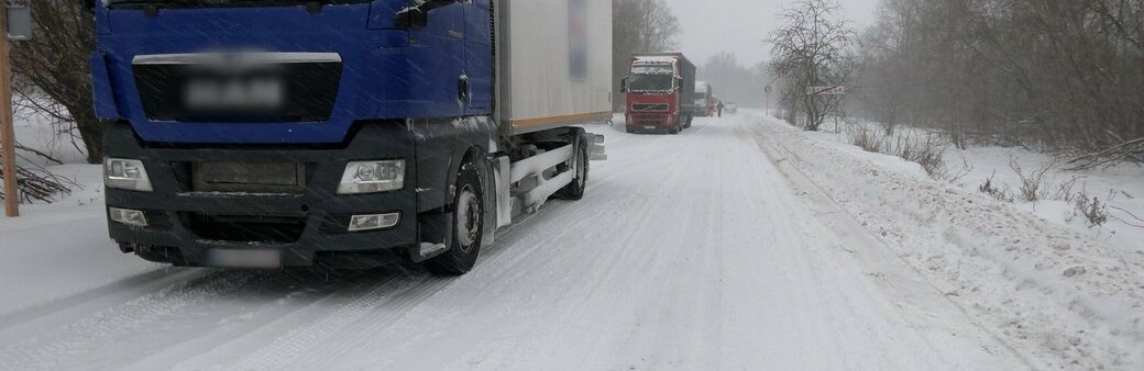 Снігові замети на Чернігівщині: вантажівки не можуть подолати Путивський підйом