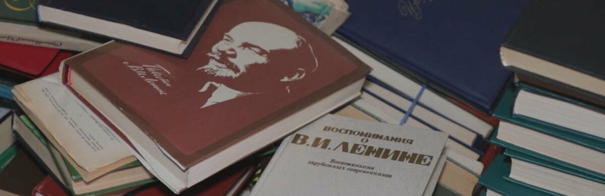 «Ворожу літературу – на макулатуру» - у Чернігівському драмтеатрі проходить благодійна акція