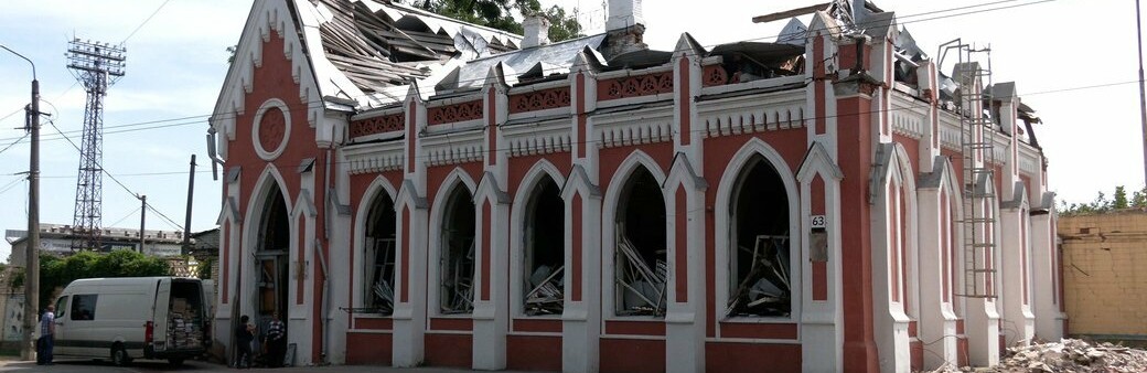 У Чернігові зі зруйнованої російською авіацією бібліотеки почали вивозити книги