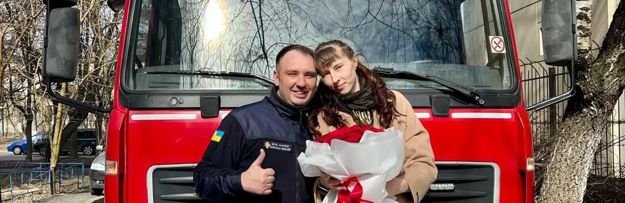 Вигадав пожежу: рятувальник з Чернігівщини оригінально освідчився в коханні