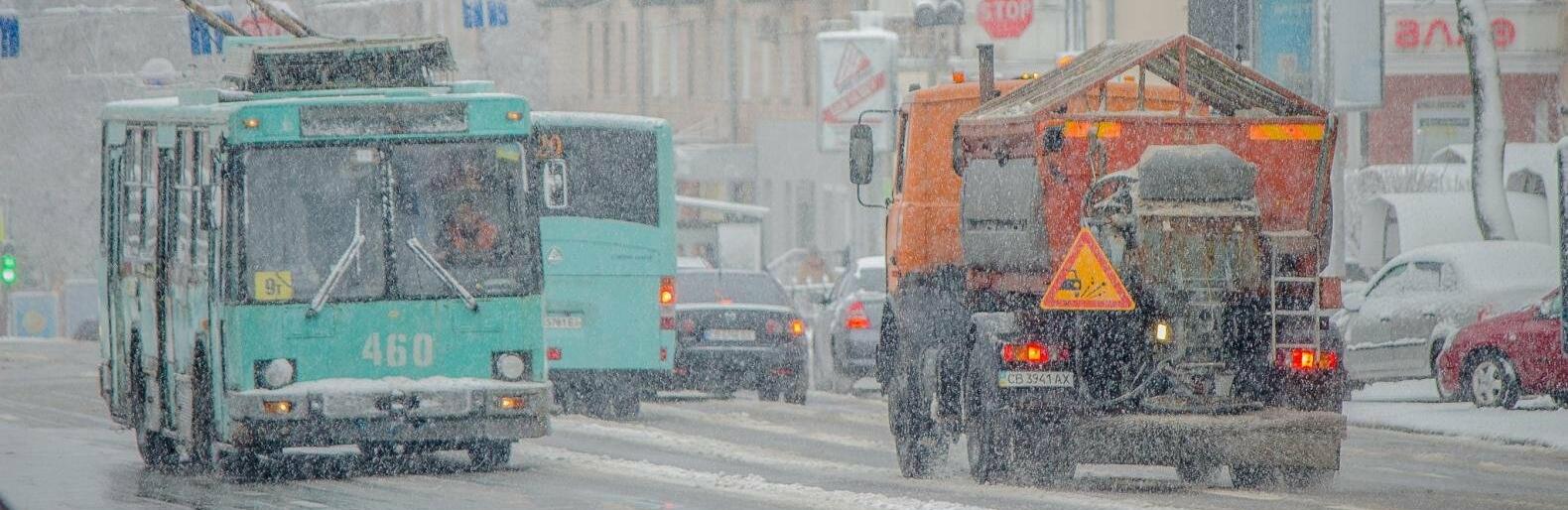 Снігопад у Чернігові: як комунальники розчищають місто
