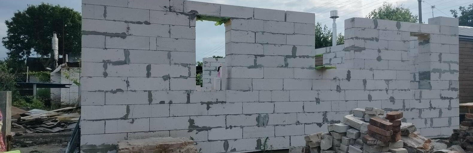 «Від будинку лишилося лише два стільці» - родина Новоградських з Чернігова відбудовує власний дім заради доньки