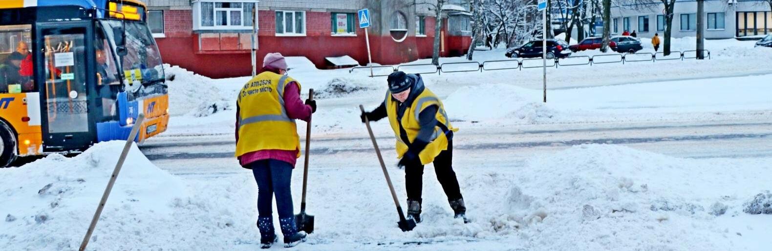 У Чернігові комунальники прибирають вулиці міста від льоду та накату снігу