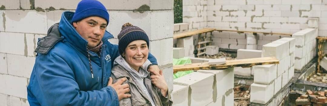 «Я просто впала на коліна і кричала…»: історія чернігівської родини, яка відбудовує зруйнований дім