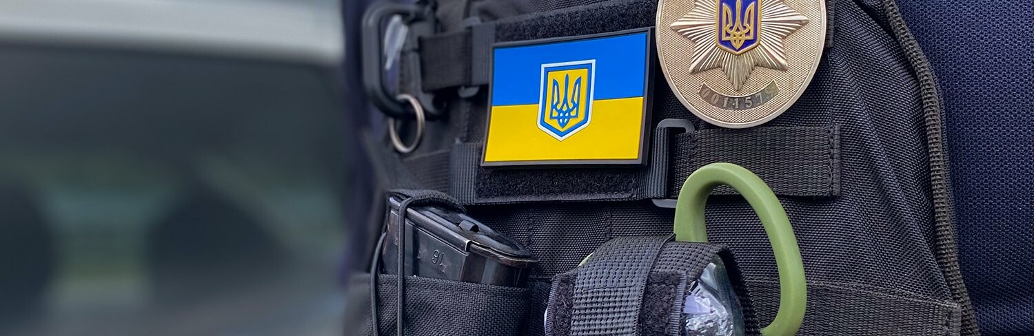 У Чернігові біля під’їзду багатоповерхівки виявили чоловіка з ножовим пораненням у живіт: подробиці