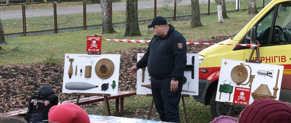 Чернігівський сапер «Кракен», котрий втратив частину ноги, навчає правил з мінної безпеки