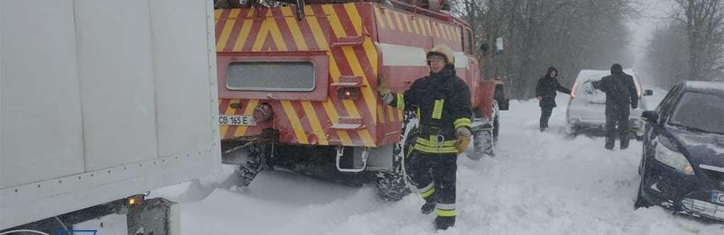 Наслідки снігопаду у Чернігові: ДТП та машини у заметах
