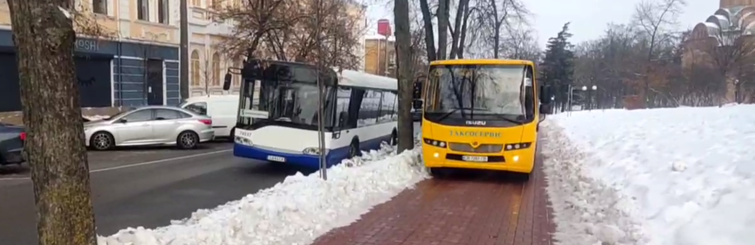 У Чернігові один автобус заблокував дорогу, інший – об’їжджає по тротуару