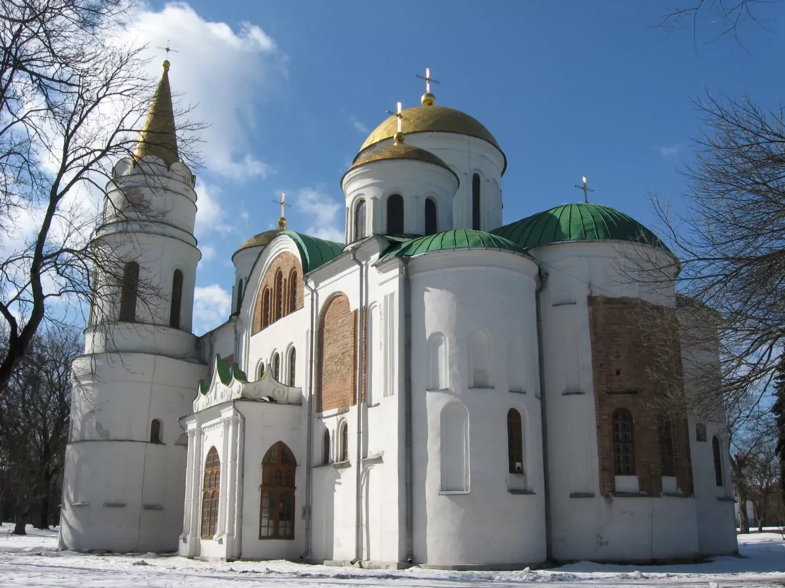 Везуть ікони та все необхідне: у Чернігові провели святкову службу в опечатаному соборі