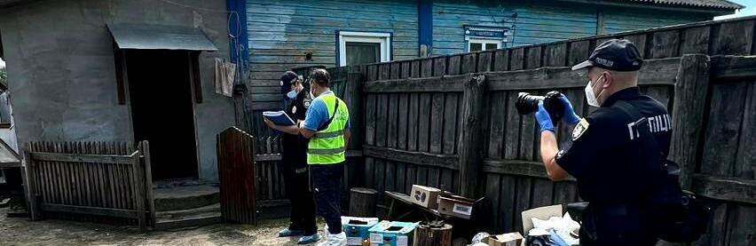 «Заходжу, лежить поперек ліжка, вила в шиї»: на Чернігівщині чоловік вбив свою співмешканку