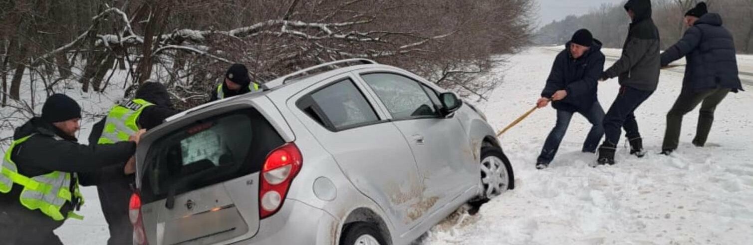 Не впорався з керуванням – на Чернігівщині патрульні витягли із засніженого кювету автомобіль