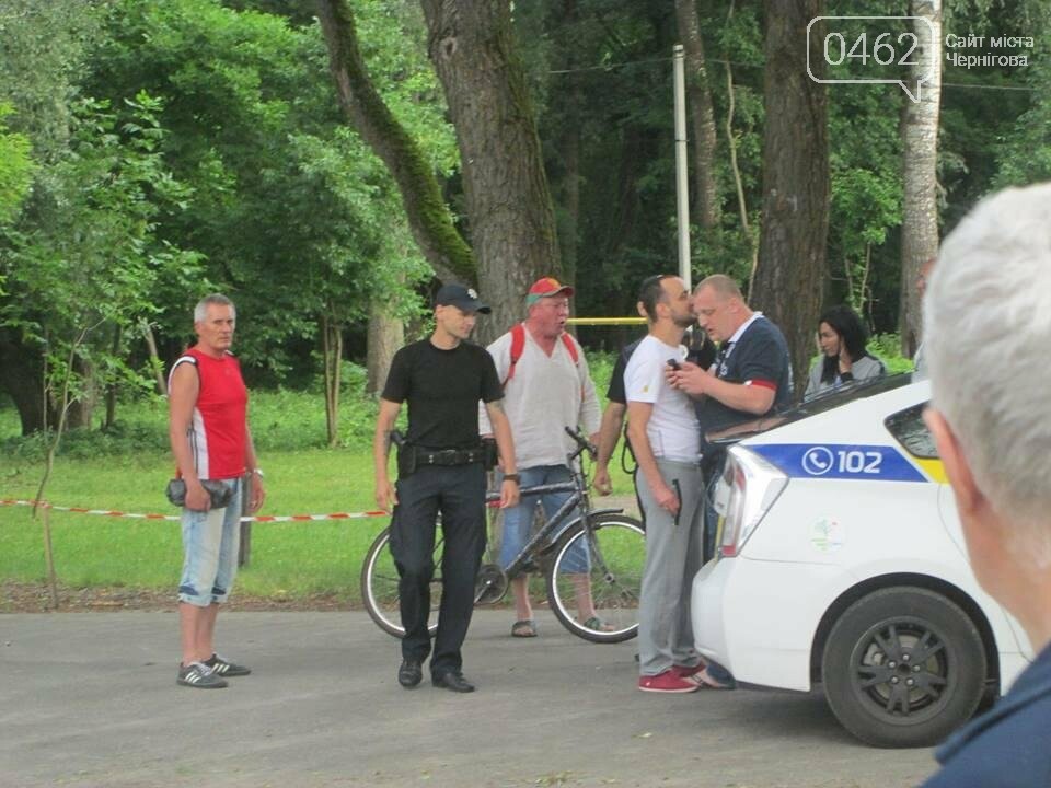 Пьяный киевский СБУшник катался на внедорожнике по чернигов..., фото-1 Пьяный киевский СБУшник катался на внедорожнике по черниговскому пляжу, фото-1