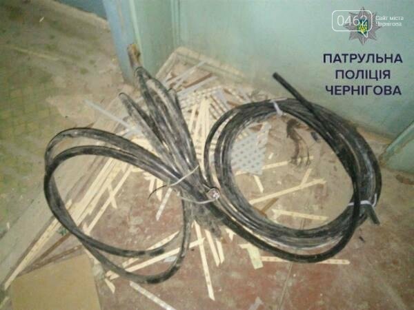 Черниговец средь бела дня срезал кабель в подвале предприятия, фото-2 Черниговец средь бела дня срезал кабель в подвале предприятия, фото-2