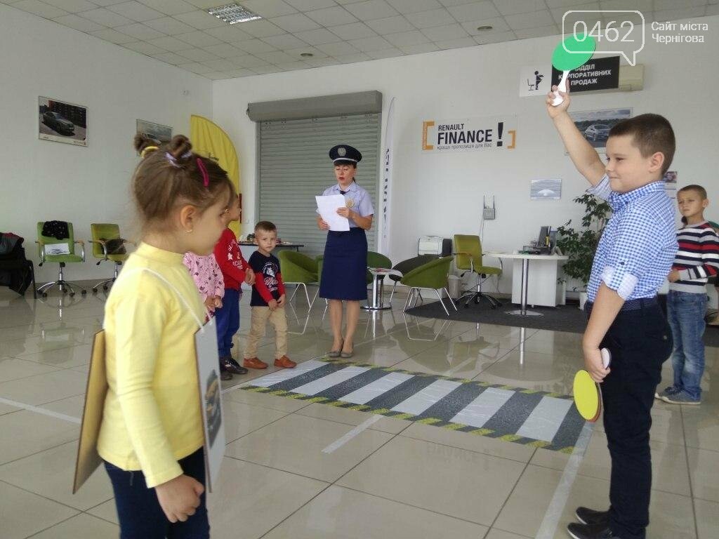 «АИС-Чернигов» и «Рено» научили детей безопасности на дороге, фото-1 «АИС-Чернигов» и «Рено» научили детей безопасности на дороге, фото-1
