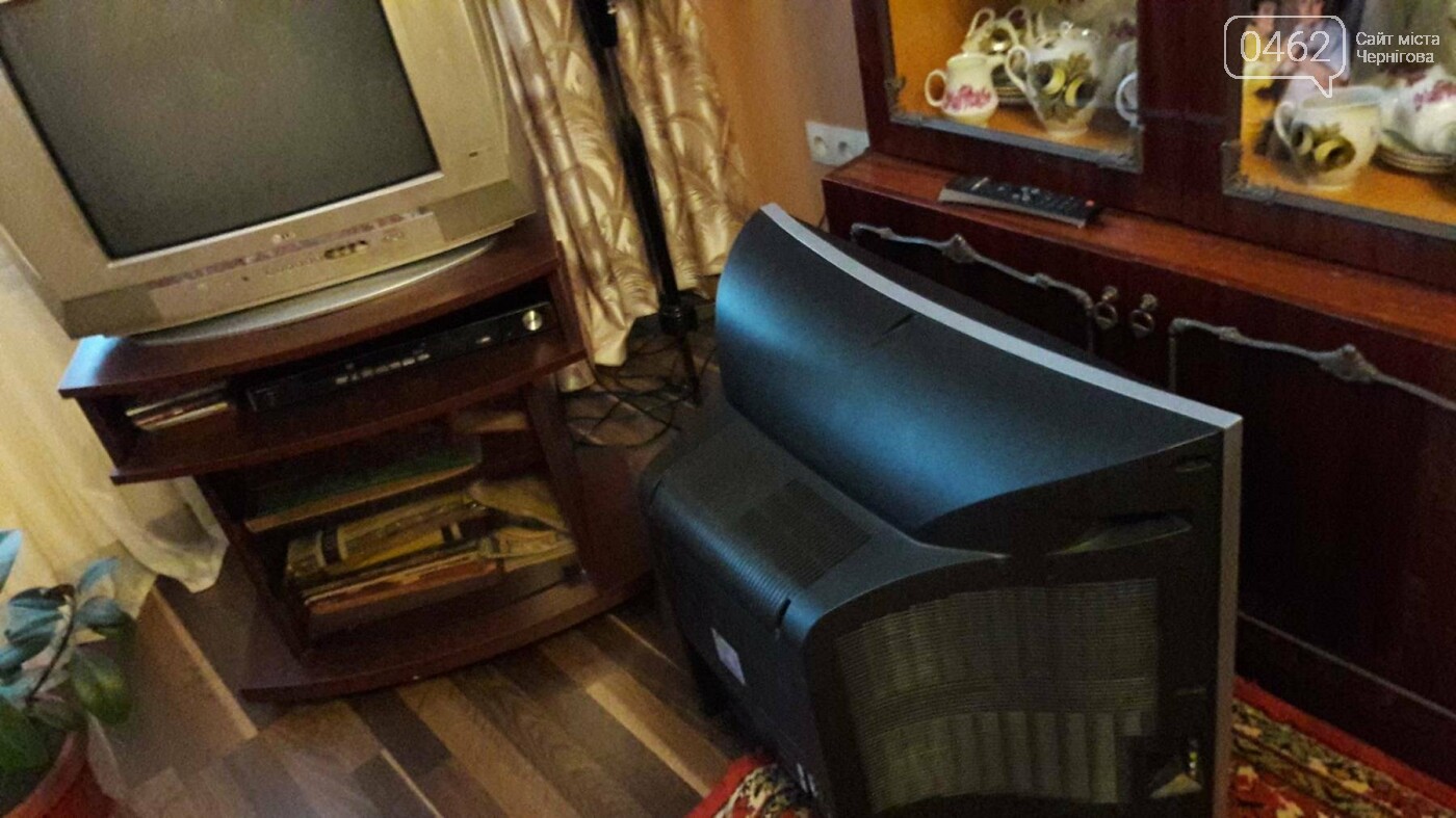 Дочь Лидии Петровны на время дала попользоваться своим телевизором. На полу - неисправный