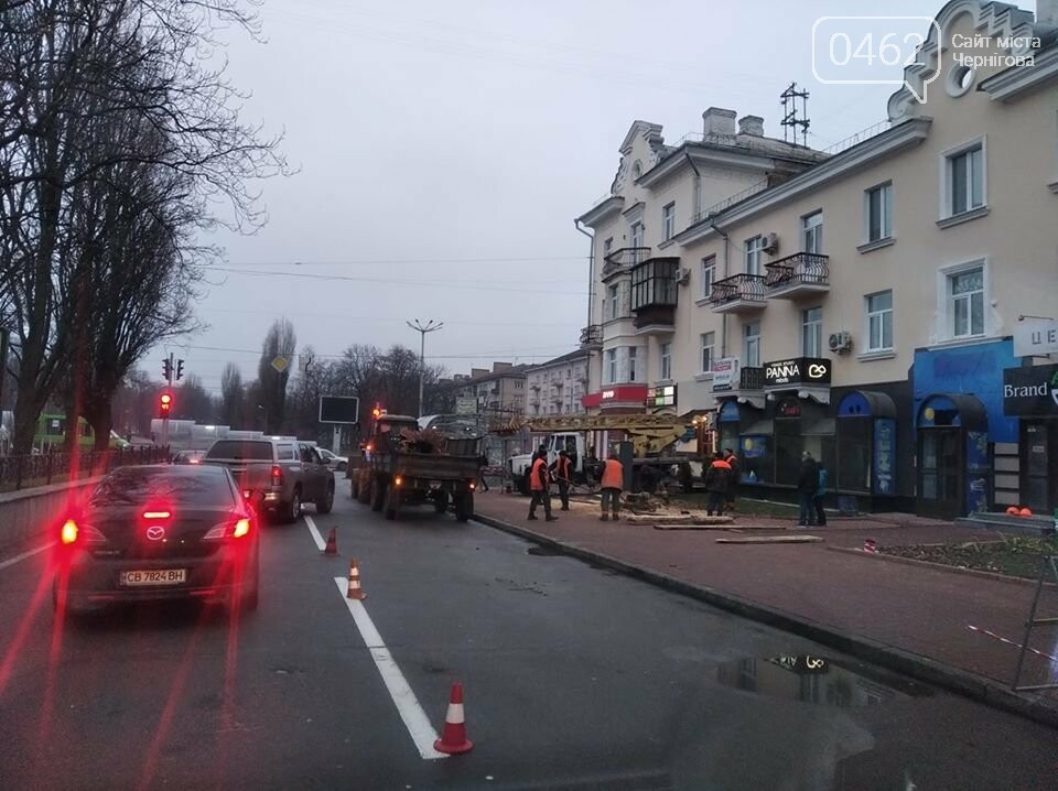 В центрі Чернігова – на перехресті двох проспектів – знесли..., фото-1 В центрі Чернігова – на перехресті двох проспектів – знесли дерево, фото-1