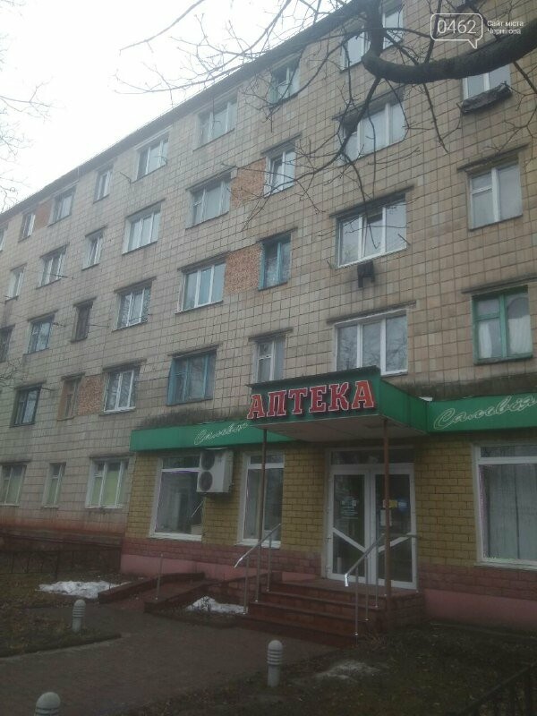 Випала з вікна на дах аптеки. У Чернігові травмувалася жінка, фото-1