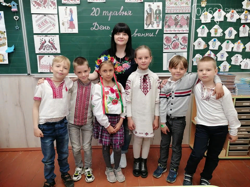 Вчителька школи №13 Юлія Лаптєва зі своїми учнями