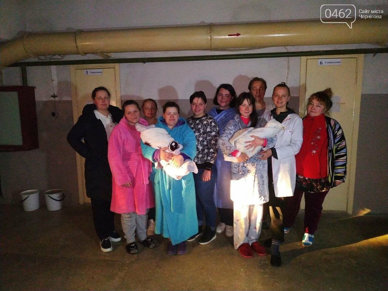 Лікарі разом з матусями та новонародженими дітьми