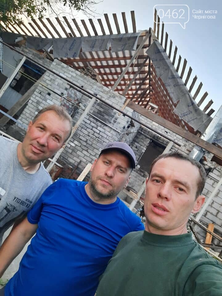Сергій Горобець (ліворуч), Олексій Ковда та Вадим Свистун під час відбудови оселі