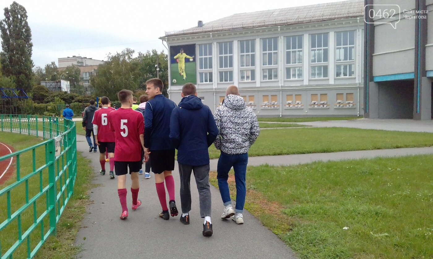 Футболісти "Кудрівки" та СДЮШОР "Десна" йдуть в бомбосховище під час повітряної тривоги