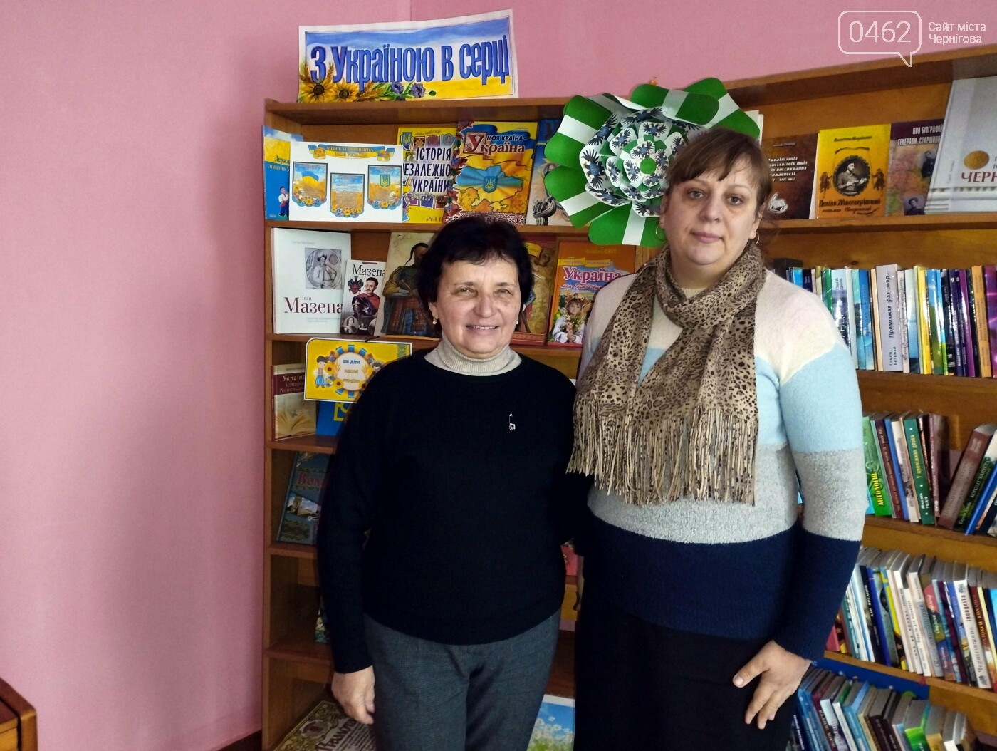 Завідувачка бібліотеки-філії № 5 Людмила Вакуленко (праворуч) та провідна  бібліотекарка Галина Смоляк
