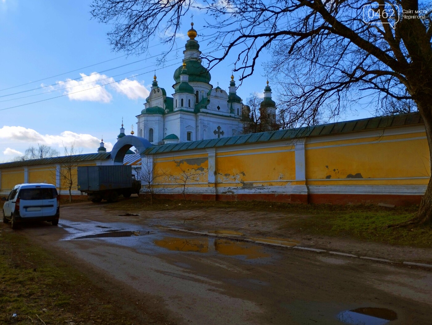 Вантажівка заїжджає на територію Троїцького монастиря. Ранок 27 березня