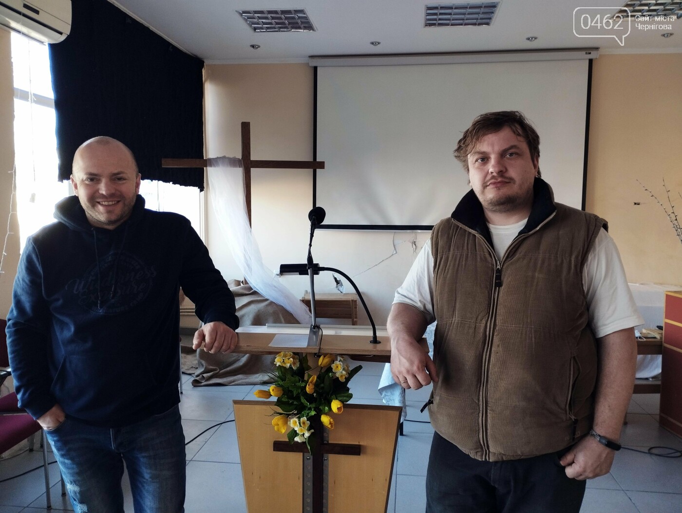 Роман Бевз (ліворуч) та Володимир Рябець (праворуч) у приміщенні Дому молитви