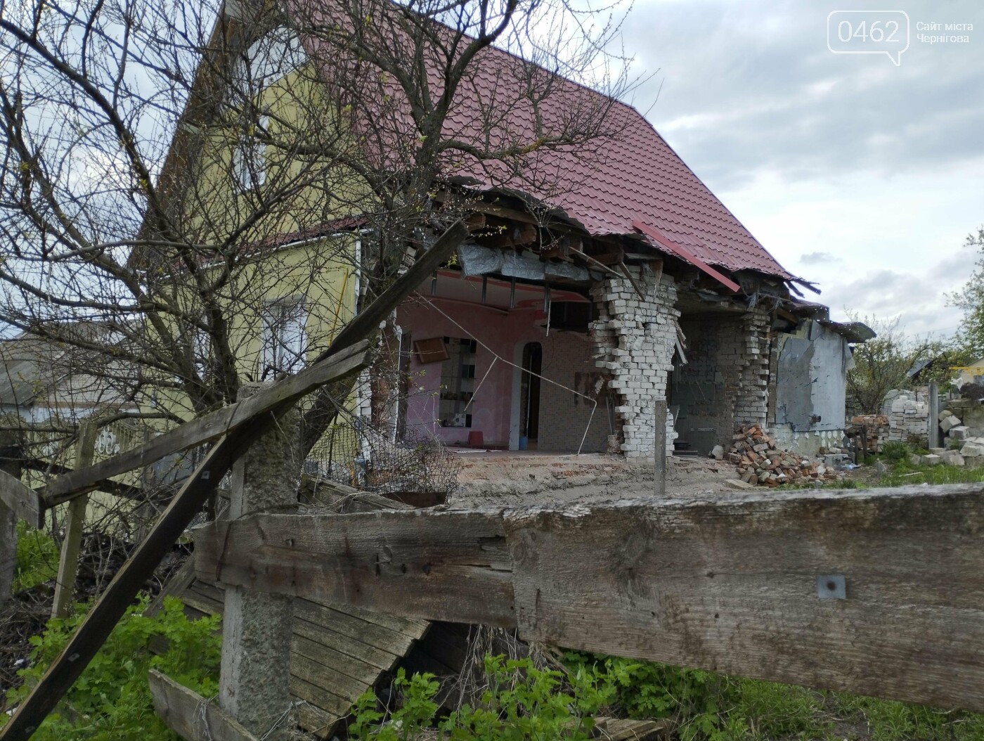 Пошкоджений росіянами будинок на вулиці Глухівській