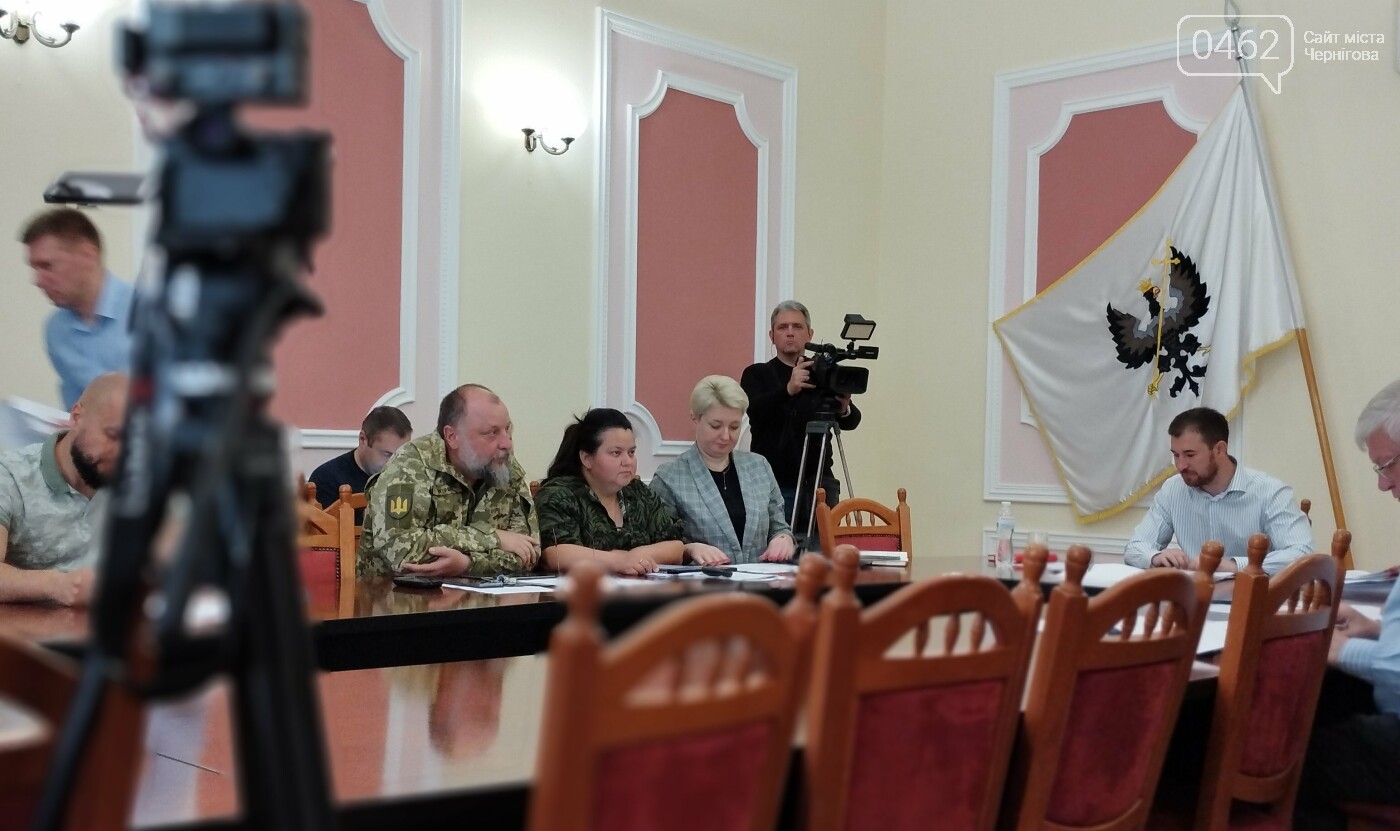 Олена Лисенко (за столом у центрі) під час засідання виконкому
