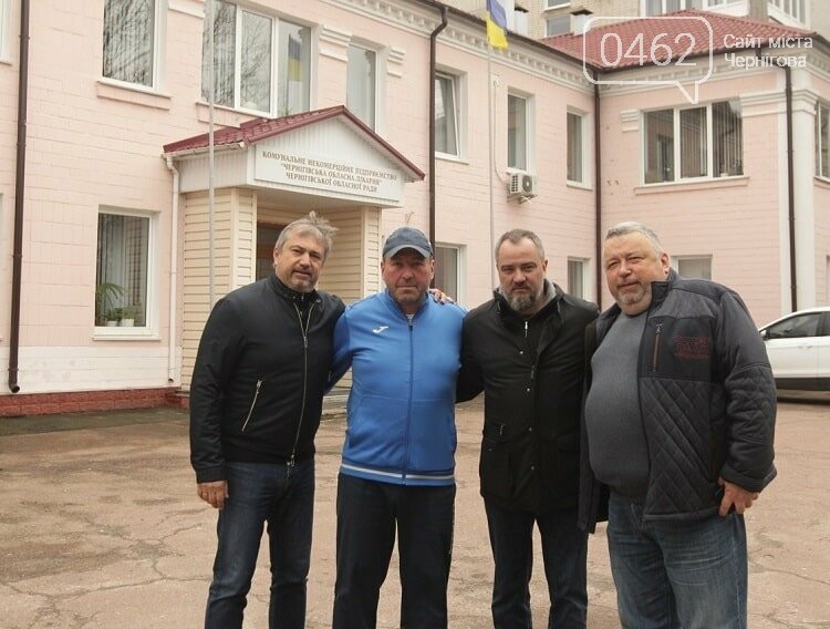 Геннадій Прокопович (другій ліворуч) та Андрій Павелко (другій праворуч) у Чернігові