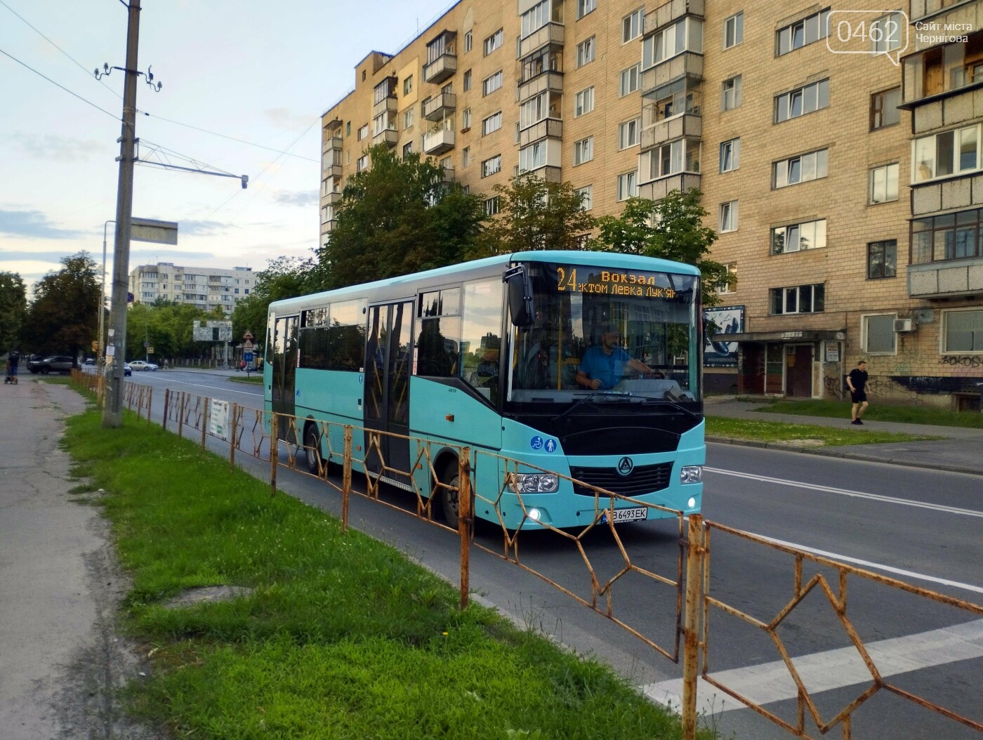 Новий автобус на розі Всіхсвятської та Лук'яненка