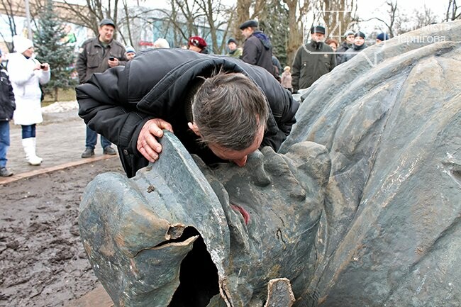 Повалений Ленін у Чернігові