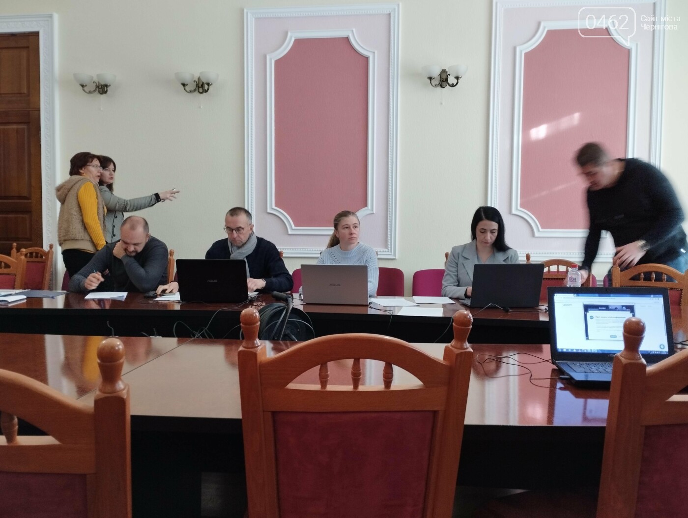 Фізично на сесії були присутні депутати Шевчук, Хольченкова та Гусак