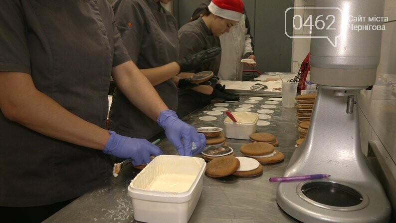 Готують солодощі для дітей та військових. ФОТО: Суспільне Чернігів