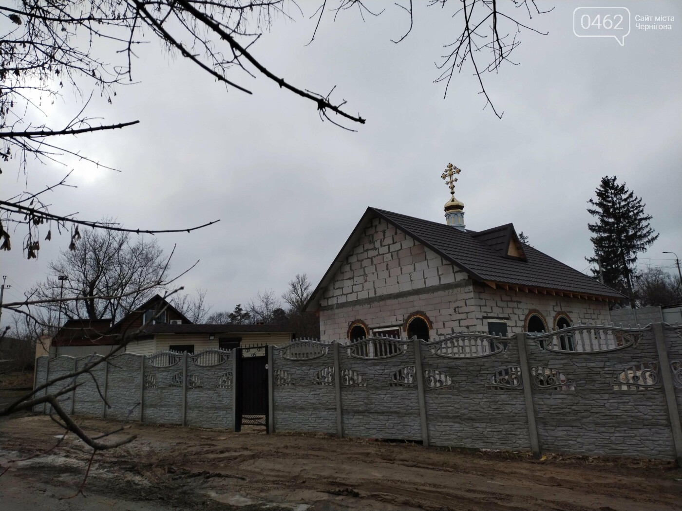 Нещодавно зведено капличку громади УГКЦ, тут уже відбулася перша літургія