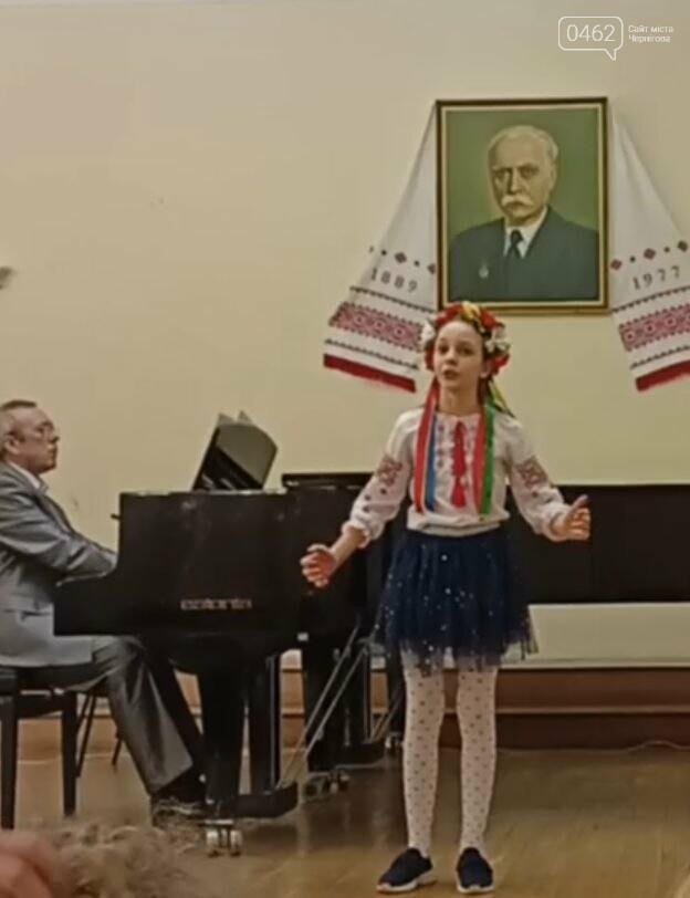 Варвара Морська не тільки співає, а ще й грає на музичних інструментах