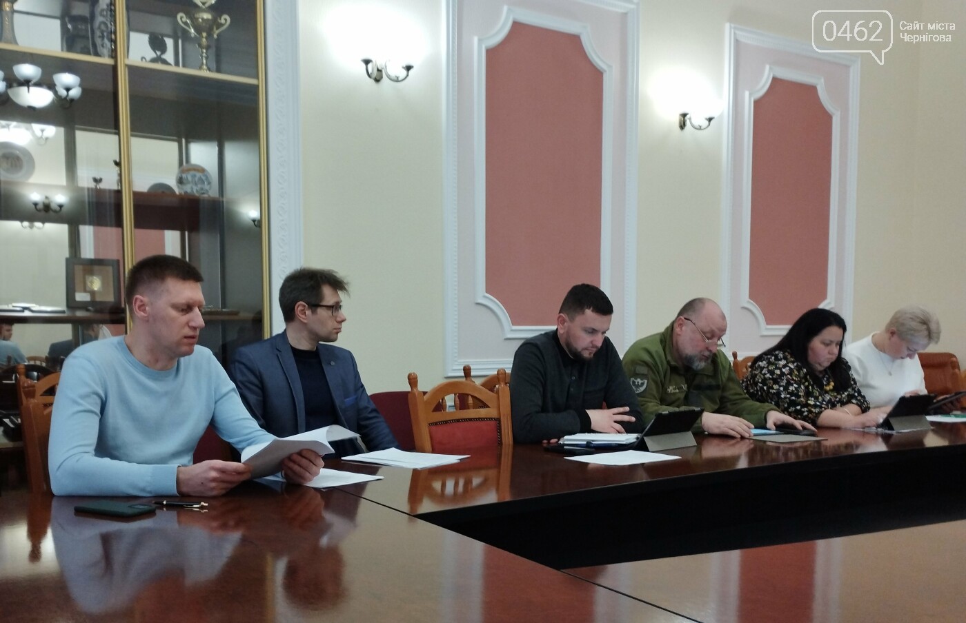 Сергій Калюжний (крайній ліворуч) на засіданні виконкому