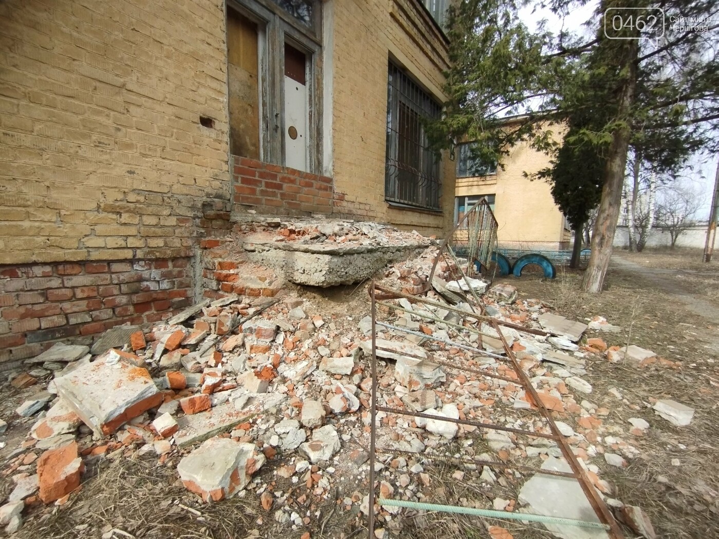 Зруйнований ганок другого корпусу школи № 17, що веде до... вікна